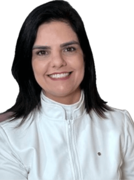 Élide Neves, esteticista, sorrindo e vestindo um jaleco branco, transmitindo profissionalismo e confiança.