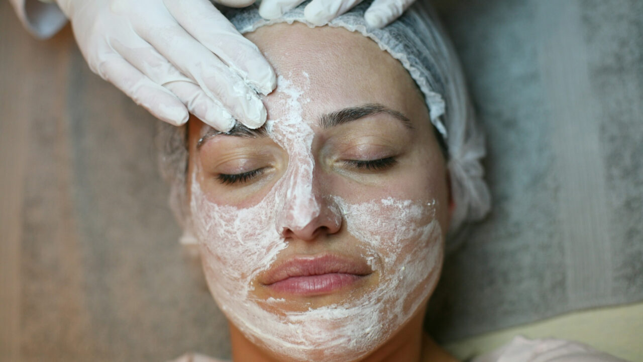 Tratamento de hidratação facial, com uma máscara nutritiva sendo aplicada para revitalizar e iluminar a pele.