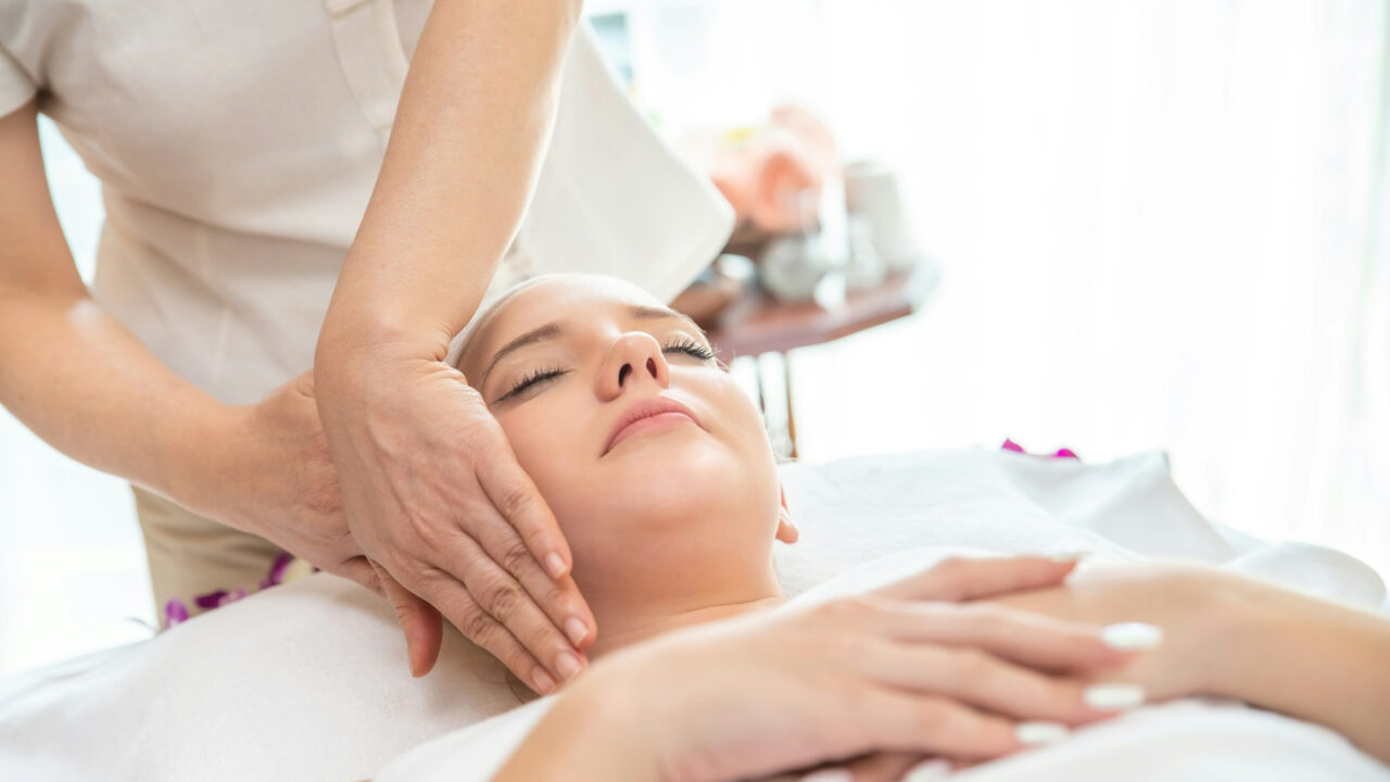 Mulher relaxando durante uma sessão de limpeza de pele profunda, removendo impurezas e melhorando a saúde da pele.