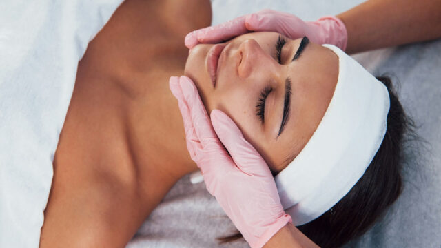 Mulher relaxando enquanto a profissional aplica um tratamento de peeling facial para renovar a pele e suavizar imperfeições.